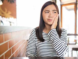 Woman with toothache has questions for her dentist 